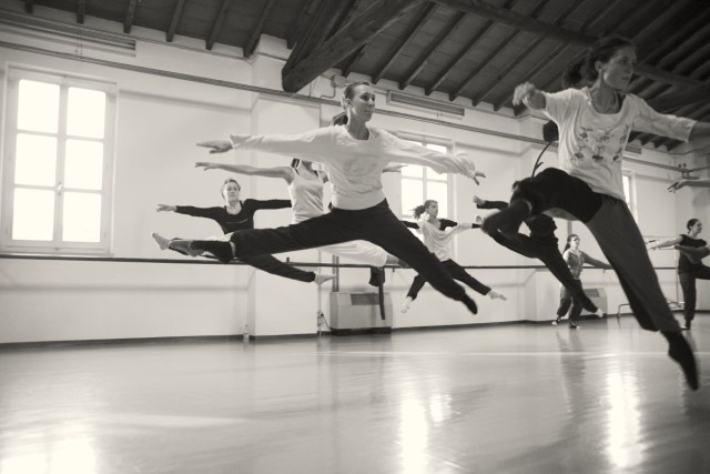 conference participation techniques: a black and white photograph of jazz dancers leaping in a dance studio. Photo attribution: Flickr user teo_ladodicivideo