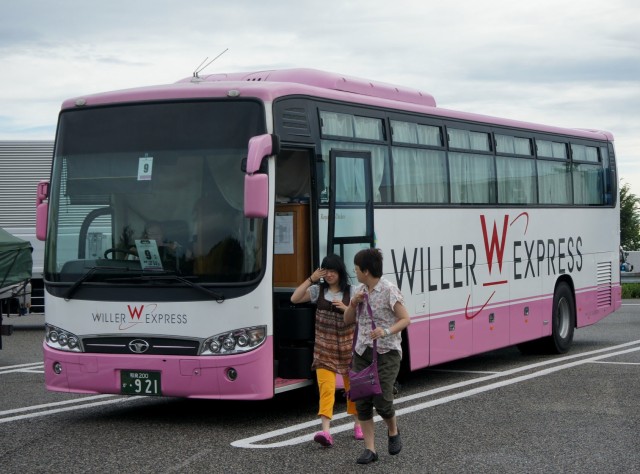 remember what you were about to forget: photograph of two people getting off a Japanese bus