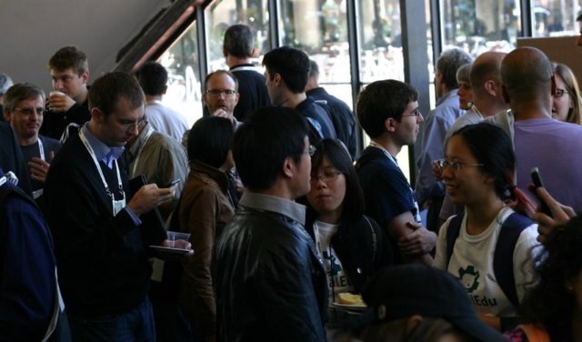 hallway learning: a photograph of a crowd of people talking in the hallway at a meeting. Attribution Wikimedia Commons under Creative Commons license Attribution-ShareAlike 2.0 Generic (CC BY-SA 2.0)